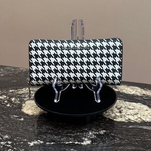 EUC Michael Kors Houndstooth Wallet🖤🤍